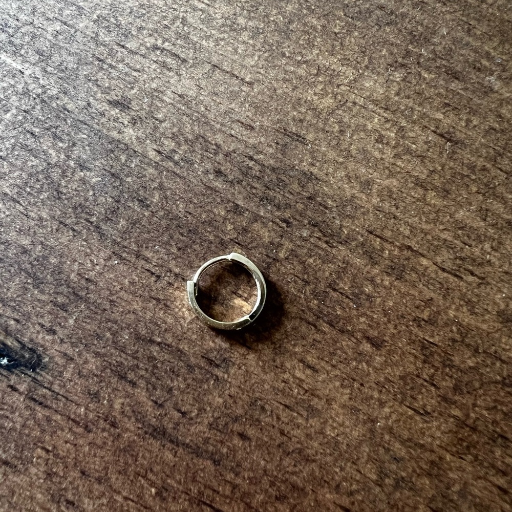 Mejuri solid gold cartilage hoop